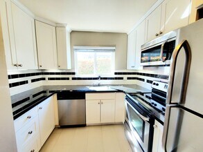 1217 Paloma Ave in Burlingame, CA - Building Photo - Building Photo