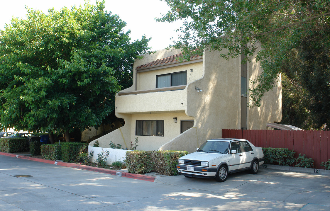 121 Dale Ct in Santa Paula, CA - Building Photo