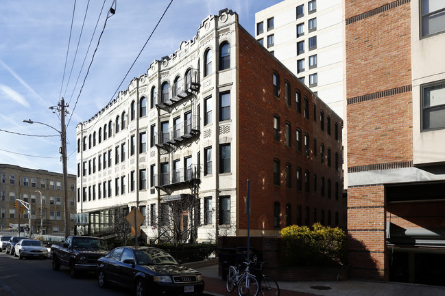 925 Massachusetts Ave in Cambridge, MA - Foto de edificio - Building Photo