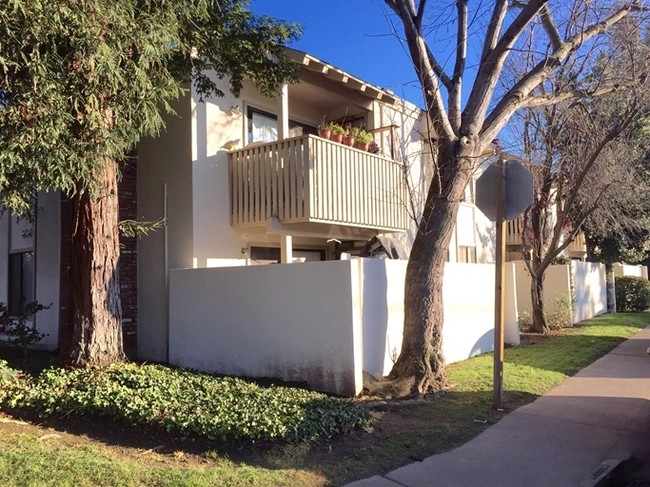 Cottagewood Apartments in Sacramento, CA - Foto de edificio - Building Photo