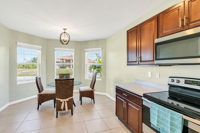 1812 NW 13th Ter in Cape Coral, FL - Foto de edificio - Building Photo