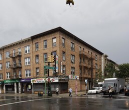 66-39 Fresh Pond Rd in Flushing, NY - Foto de edificio - Building Photo