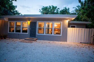5967 SW 58th Terrace in South Miami, FL - Building Photo - Building Photo