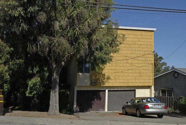 5833-5835 Hillcrest Rd in San Pablo, CA - Foto de edificio - Building Photo