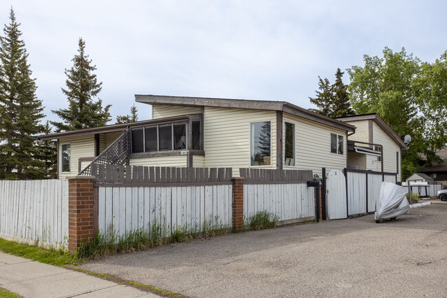 4807 26 Av NE in Calgary, AB - Building Photo - Building Photo