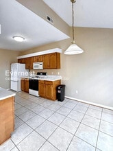 306 Hamlet Ct in Yorktown, VA - Foto de edificio - Building Photo