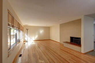 4256 90th Ave SE in Mercer Island, WA - Building Photo - Building Photo