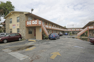 1085 W 76th St in Hialeah, FL - Foto de edificio - Building Photo