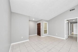 10707 Shannon Hills Dr in Houston, TX - Foto de edificio - Building Photo