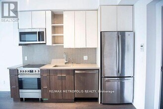 33 Shore Breeze Dr in Toronto, ON - Building Photo - Building Photo