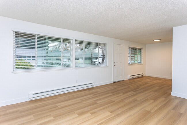 Timberwood Court in Tacoma, WA - Foto de edificio - Interior Photo