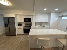 10900 SW 104th St, Unit 322 in Miami, FL - Building Photo