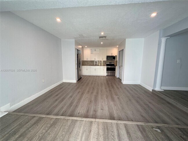 7031 NW 20th St in Sunrise, FL - Building Photo - Building Photo