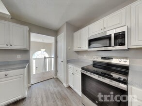 5731 Newnan Cir in Austell, GA - Foto de edificio - Building Photo