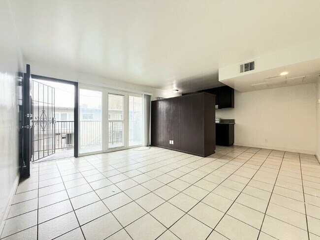 10130 S Inglewood Ave in Inglewood, CA - Building Photo - Building Photo