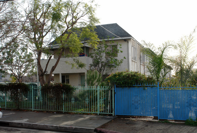 12350 Osborne Pl in Pacoima, CA - Foto de edificio - Building Photo