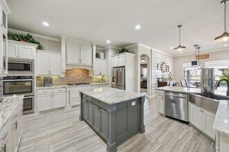 8604 Tuscan Wy in Godley, TX - Foto de edificio - Building Photo