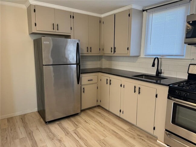 33 St Elizabeth St in Bristol, RI - Building Photo - Building Photo