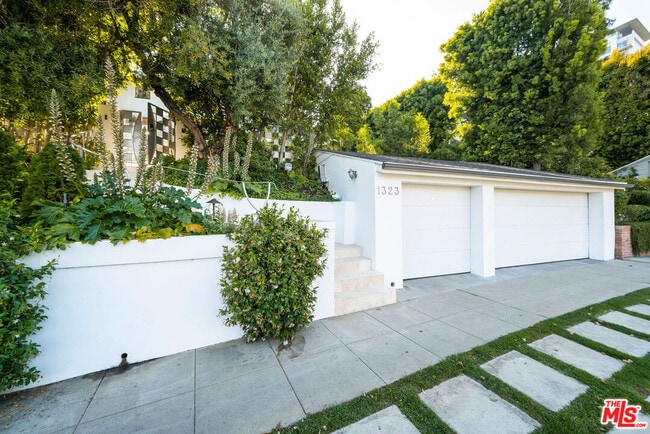 property at 1323 Club View Dr