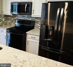 811 Deering Rd in Pasadena, MD - Building Photo - Building Photo