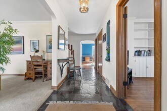 5457 N Berkeley Blvd in Whitefish Bay, WI - Foto de edificio - Building Photo