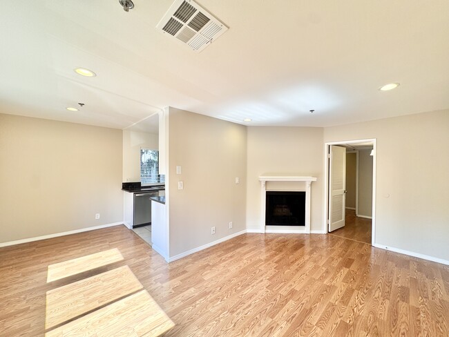 100 N Clark Dr in Los Angeles, CA - Building Photo - Building Photo