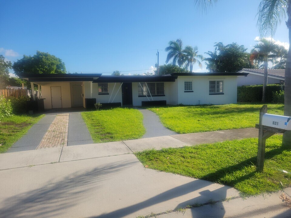 621 NE 9th Ave in Boynton Beach, FL - Building Photo
