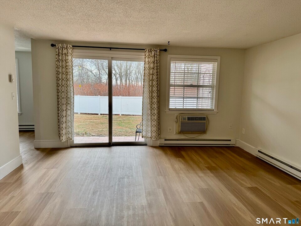 8 Heather Ridge in Shelton, CT - Building Photo