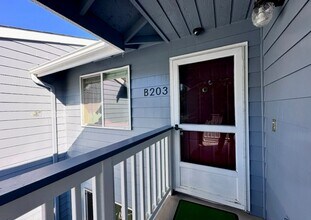 31080 State Rte 20 in Oak Harbor, WA - Building Photo - Building Photo