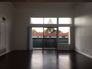 5700 Etiwanda Ave, Unit Family Friendly Unit in Tarzana, CA - Foto de edificio - Building Photo