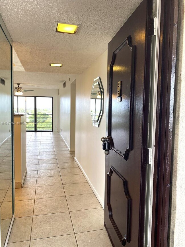 2322 S Cypress Bend Dr in Pompano Beach, FL - Foto de edificio - Building Photo