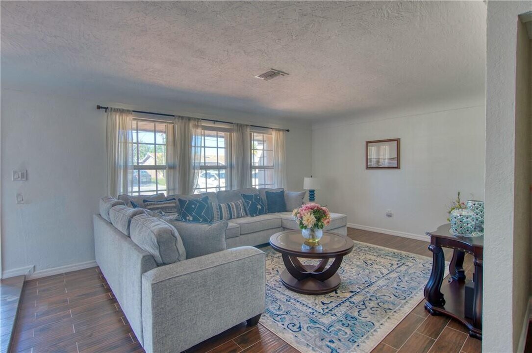 3513 E Shore Rd in Miramar, FL - Building Photo