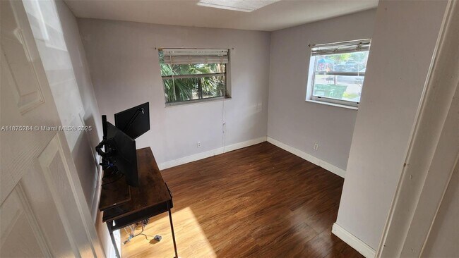 1210 NW 30th Ave in Fort Lauderdale, FL - Foto de edificio - Building Photo