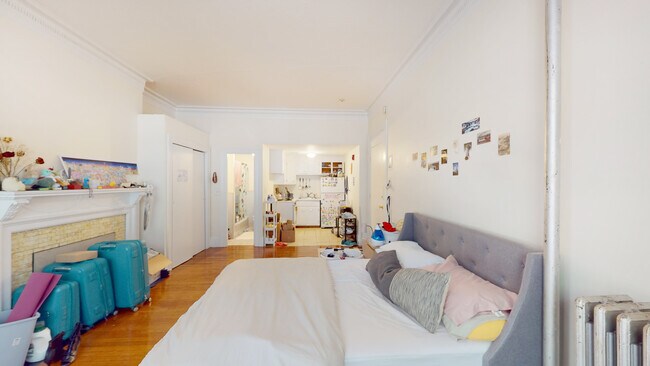 1073 Beacon St, Unit 1 in Brookline, MA - Foto de edificio - Building Photo