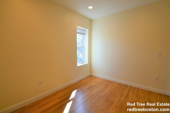 1805 Beacon St, Unit 1 in Brookline, MA - Building Photo - Building Photo