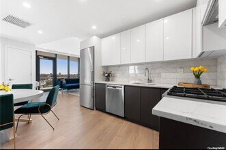 44-15 College Point Blvd, Unit 4G in Queens, NY - Building Photo - Building Photo