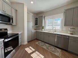 74 Rockingham Rd in Derry, NH - Building Photo