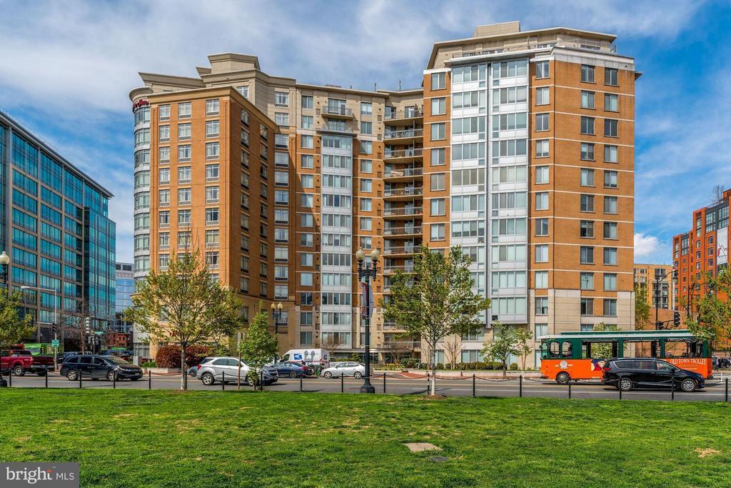 555 Massachusetts Ave NW in Washington, DC - Building Photo