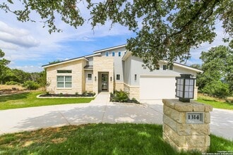 1314 Clayton Nolen Dr in Horseshoe Bay, TX - Foto de edificio - Building Photo