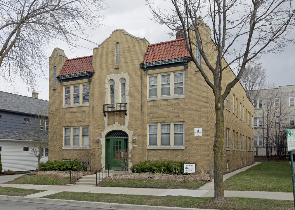 1714 E Beverly Rd in Shorewood, WI - Foto de edificio