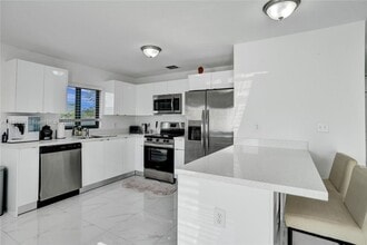 1712 NW 76th Terrace in Miami, FL - Building Photo - Building Photo
