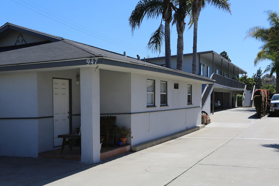 941-947 Oak Ave in Carlsbad, CA - Building Photo