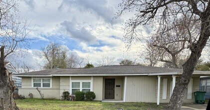 6144 Doulton Dr in Houston, TX - Building Photo - Building Photo