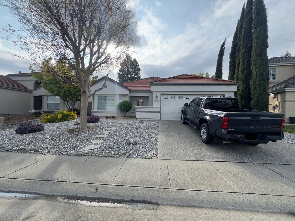9056 Acorn Ridge Cir in Elk Grove, CA - Building Photo