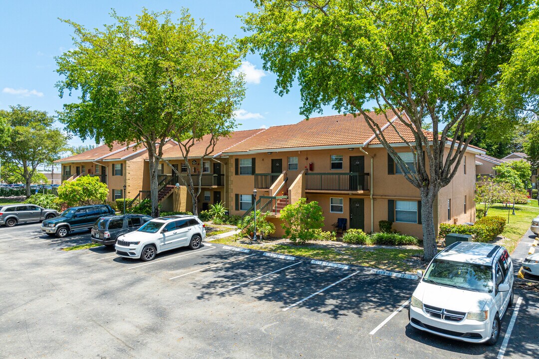Bella Grand Condos in Pembroke Pines, FL - Building Photo