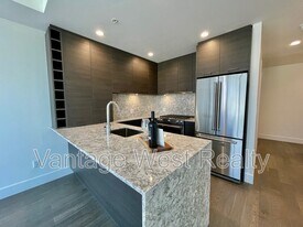 1191 Sunset Dr in Kelowna, BC - Building Photo