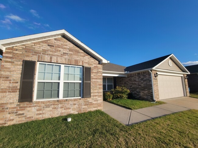 property at 905 SW Loudon Dr