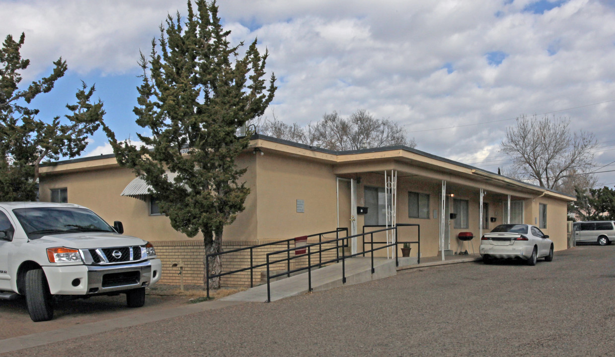 1030 Palomas Dr SE in Albuquerque, NM - Foto de edificio