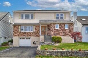 222 Gainsborg Ave E in Harrison, NY - Building Photo