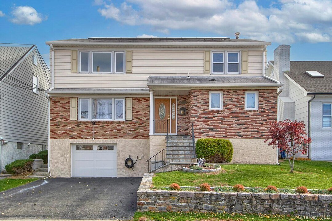 222 Gainsborg Ave E in Harrison, NY - Building Photo